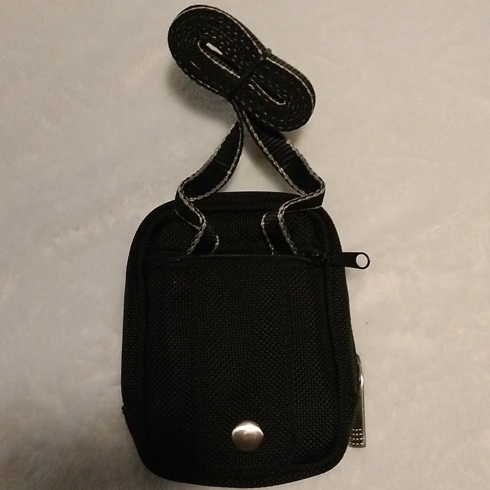 Reaction Kenneth Cole small Camara bag